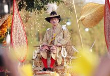 “ทรงพระเจริญ” กึกก้อง พสกนิกรชื่นชมพระบารมี ในหลวง เสด็จฯ เลียบพระนคร