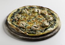 สั่งกลับบ้านก็ดี ส่งถึงที่ก็ได้กับพิซซ่าอิตาเลียนโฮมเมด ณ ห้องอาหารนัมเบอร์ 43 อิตาเลียน บิสโทร โรงแรมแคนทารี เบย์ ระยอง