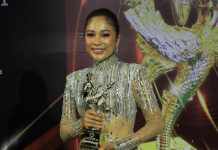 คุณพิชาวีร์ บุณยัษเฐียรบริษัทซิลค์โปรเจคส์ จำกัด  เข้ารับรางวัล “กินรีทอง มหาชน” สาขา นักบริหารดีเด่น