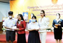 คุณหญิงอัศนีย์-ดร.มนัส-ดร.ม่านฟ้า ร่วมแจกทุนเด็กยากจน สนับสนุนการศึกษา