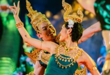 “มะตูม-เตชินท์“ รำบวงสรวงสิ่งศักดิ์สิทธิ์ครั้งแรก หลังชีวิตที่เคยตกต่ำกลับดีขึ้นราวปาฏิหาริย์