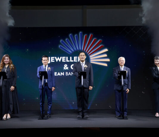 “JGAB 2026” ตอกย้ำเวทีอัญมณีและเครื่องประดับอาเซียนระดับโลก เดินหน้าดันไทยสู่ศูนย์กลางการค้า การจัดหาอัญมณีและเครื่องประดับ ผนึกพลังรัฐ–เอกชน–ผู้ประกอบการ ยกระดับศักยภาพธุรกิจไทยสู่ตลาดสากล พร้อมโชว์ไฮไลต์ดีไซน์–แหล่งอัญมณี–เครือข่ายธุรกิจระดับโลก